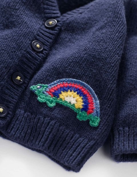 Cardigan mit Häkelcharakteren - Strahlendes Blau, Regenbogen, Schildkröte Cardigan mit Häkelcharakteren - Strahlendes Blau, Regenbogen, Schildkröte
