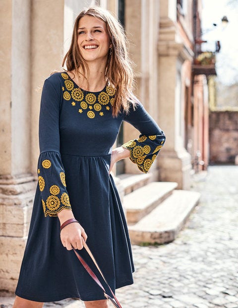 Emilia Kleid Mit Stickerei - Navy Emilia Kleid Mit Stickerei - Navy