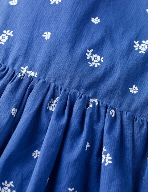 Bedrucktes Kleid Mit Überkreuzten Trägern - Indigoblau, Blumenmuster Bedrucktes Kleid Mit Überkreuzten Trägern - Indigoblau, Blumenmuster