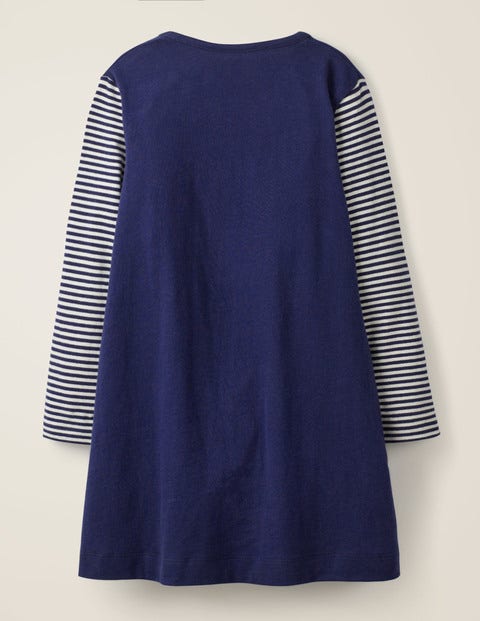 Robe À Grand Appliqué Festif - Scène en traîneau bleu de Prusse Robe À Grand Appliqué Festif - Scène en traîneau bleu de Prusse