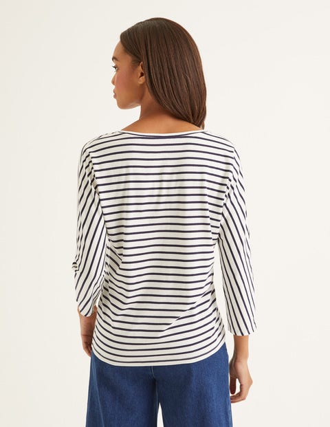 Superweiches T-Shirt mit abgerundetem V-Ausschnitt - Naturweiß/Navy Superweiches T-Shirt mit abgerundetem V-Ausschnitt - Naturweiß/Navy