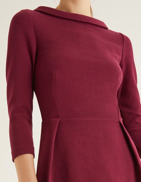 Violet Ottoman-Kleid - Rubinrot Violet Ottoman-Kleid - Rubinrot