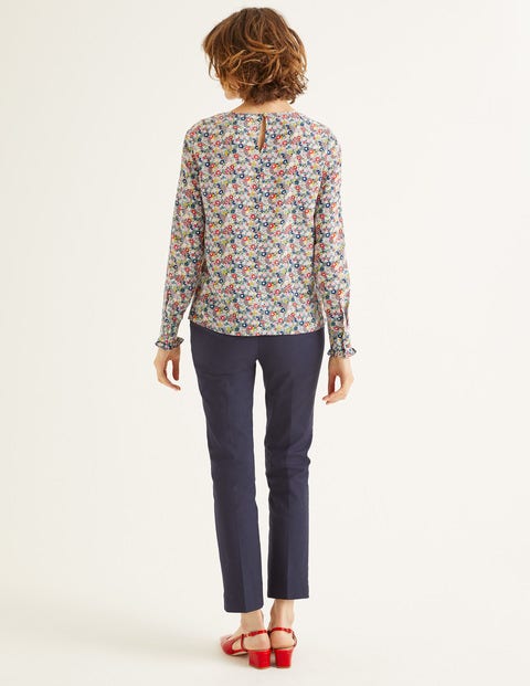 Matilda Seidenbluse - Mittelblau, Blumenwiese Matilda Seidenbluse - Mittelblau, Blumenwiese