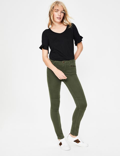 Stoffhose mit Reisverschlusstaschen vorne und bestickten Taschen hinten