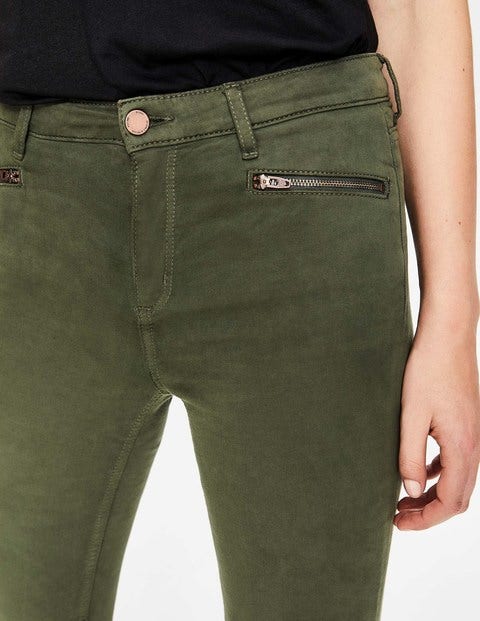 Stoffhose mit Reisverschlusstaschen vorne und bestickten Taschen hinten