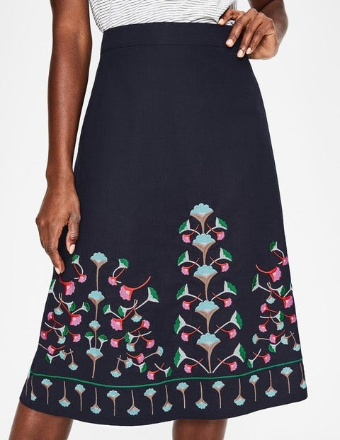 Jupe Brooke Brodée - Motif floral bleu marine Jupe Brooke Brodée - Motif floral bleu marine