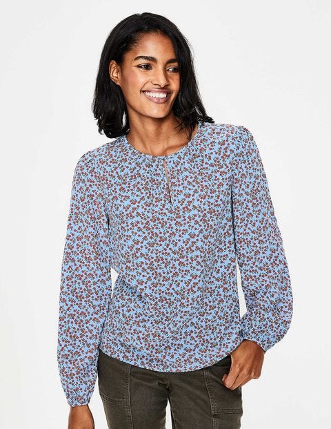 Chemisier Veronica - Motif Daisy Sprig bleu brumeux Chemisier Veronica - Motif Daisy Sprig bleu brumeux