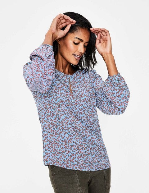 Chemisier Veronica - Motif Daisy Sprig bleu brumeux Chemisier Veronica - Motif Daisy Sprig bleu brumeux