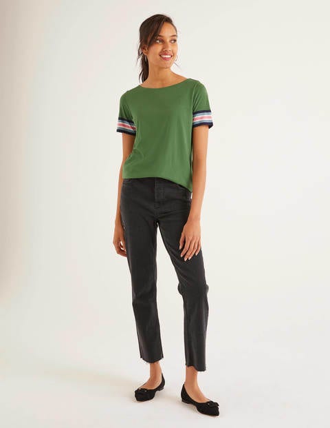 Kurzarmshirt Mit Gestreiften Bündchen - Bohnengrün/Bunt Kurzarmshirt Mit Gestreiften Bündchen - Bohnengrün/Bunt