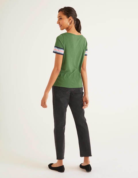 Kurzarmshirt Mit Gestreiften Bündchen - Bohnengrün/Bunt Kurzarmshirt Mit Gestreiften Bündchen - Bohnengrün/Bunt