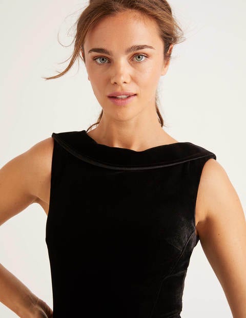 Martha Samtkleid mit Nahtdetails - Schwarz Martha Samtkleid mit Nahtdetails - Schwarz
