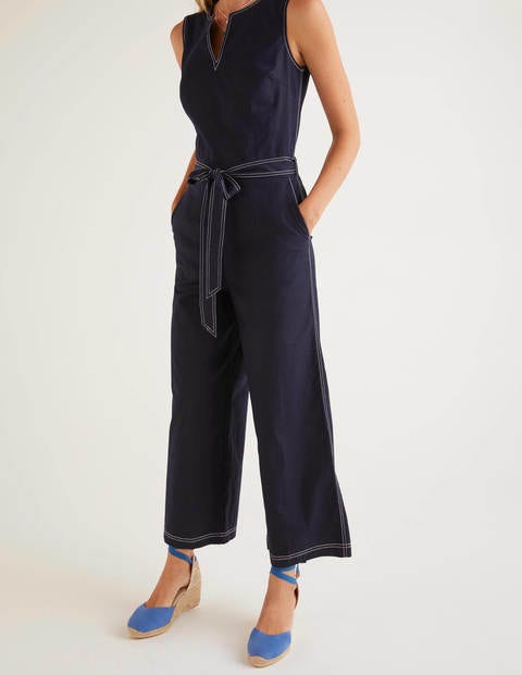 Fleur Jumpsuit mit gekerbtem Ausschnitt - Navy Fleur Jumpsuit mit gekerbtem Ausschnitt - Navy