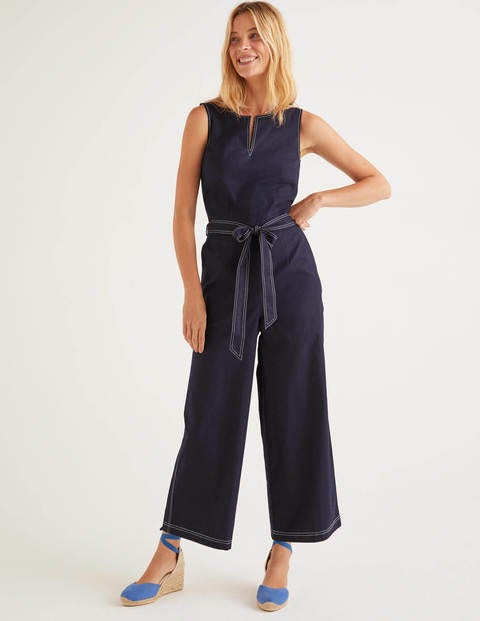 Fleur Jumpsuit mit gekerbtem Ausschnitt - Navy Fleur Jumpsuit mit gekerbtem Ausschnitt - Navy