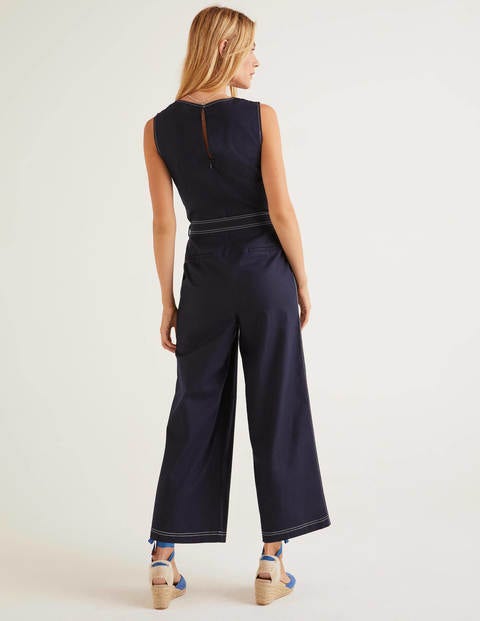 Fleur Jumpsuit mit gekerbtem Ausschnitt - Navy Fleur Jumpsuit mit gekerbtem Ausschnitt - Navy