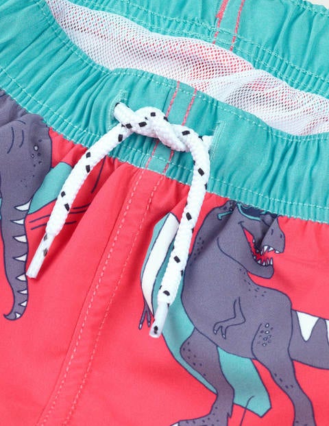 Badeshorts - Korallenrosa, Surfende Dinos Badeshorts - Korallenrosa, Surfende Dinos