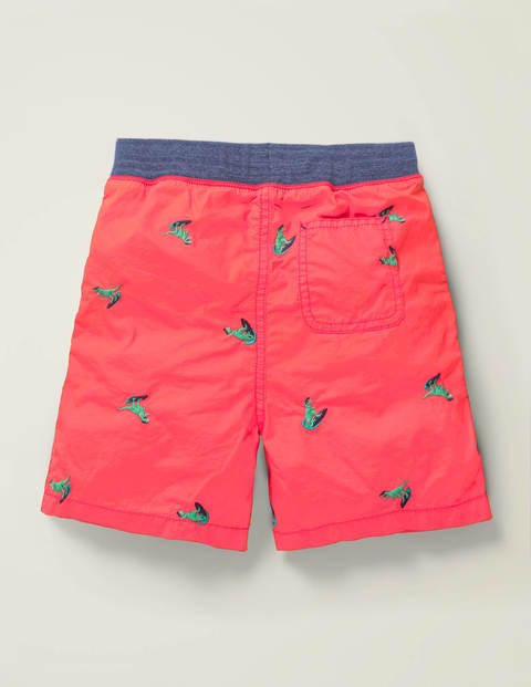 Fröhliche Urlaubsshorts - Malvenrot, Surfende Dinos Fröhliche Urlaubsshorts - Malvenrot, Surfende Dinos