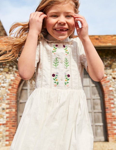 Webkleid mit Stickerei - Naturweiß Webkleid mit Stickerei - Naturweiß