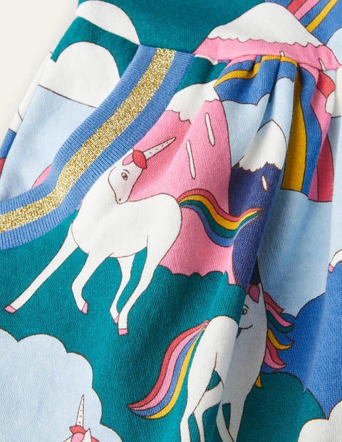 Gemütliches Sweatshirt-Kleid mit Muster - Bunt, Berge mit Einhörnern Gemütliches Sweatshirt-Kleid mit Muster - Bunt, Berge mit Einhörnern