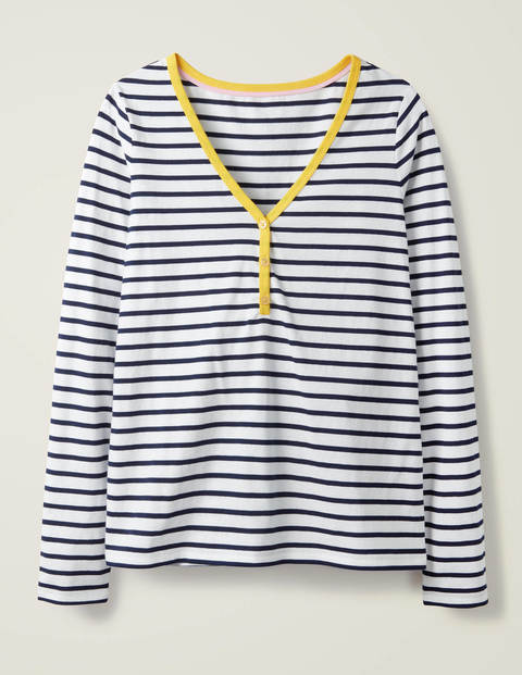 Theodora Henley-Jerseyoberteil - Naturweiß/Navy Theodora Henley-Jerseyoberteil - Naturweiß/Navy