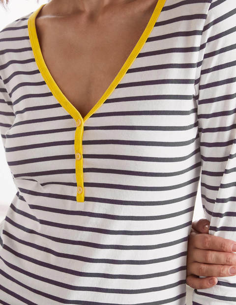 Theodora Henley-Jerseyoberteil - Naturweiß/Navy Theodora Henley-Jerseyoberteil - Naturweiß/Navy