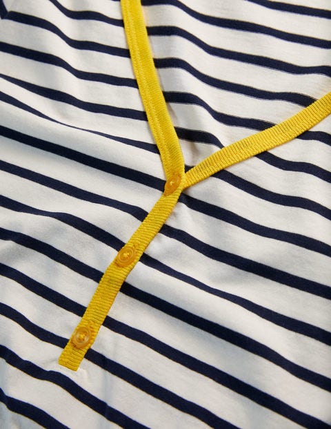 Theodora Henley-Jerseyoberteil - Naturweiß/Navy Theodora Henley-Jerseyoberteil - Naturweiß/Navy