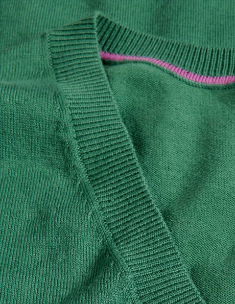 Eldon Baumwollpullover mit V-Ausschnitt - Salbeigrün Eldon Baumwollpullover mit V-Ausschnitt - Salbeigrün