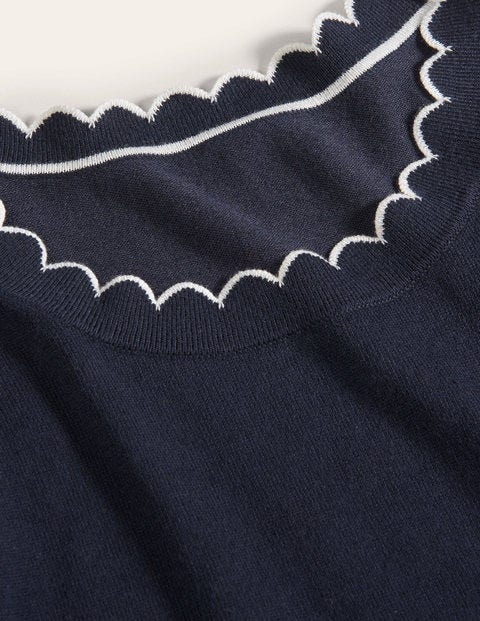 Suffolk Strick-T-Shirt mit Wellensaum - Navy Suffolk Strick-T-Shirt mit Wellensaum - Navy