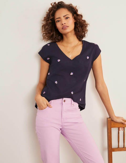 Robyn Besticktes T-Shirt mit V-Ausschnitt - Navy, Gestickte Erdbeeren Robyn Besticktes T-Shirt mit V-Ausschnitt - Navy, Gestickte Erdbeeren