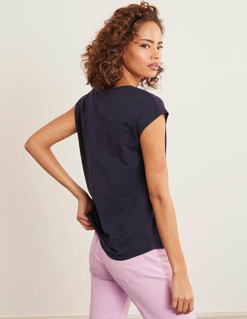 Robyn Besticktes T-Shirt mit V-Ausschnitt - Navy, Gestickte Erdbeeren Robyn Besticktes T-Shirt mit V-Ausschnitt - Navy, Gestickte Erdbeeren