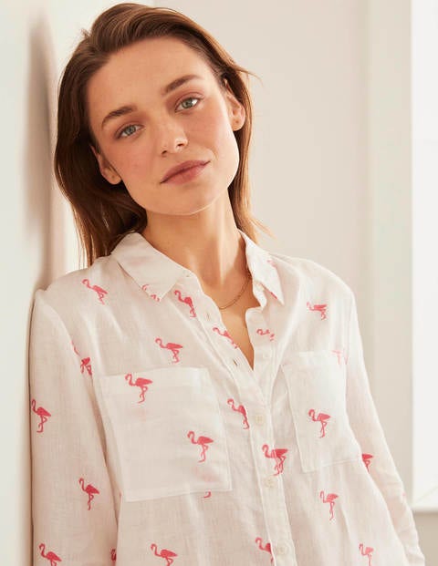 Chemise brodée en lin - Blanc avec motif flamant rose Chemise brodée en lin - Blanc avec motif flamant rose