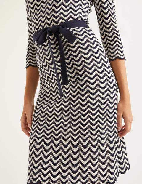 Powis Pointelle-Strickkleid - Navy/Naturweiß, Gestreift Powis Pointelle-Strickkleid - Navy/Naturweiß, Gestreift