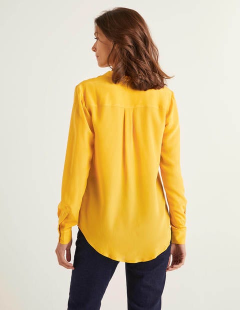 Kragenlose Seidenbluse - Sonnengelb Kragenlose Seidenbluse - Sonnengelb
