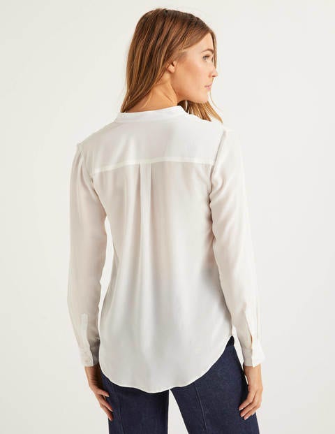 Kragenlose Seidenbluse - Naturweiß Kragenlose Seidenbluse - Naturweiß