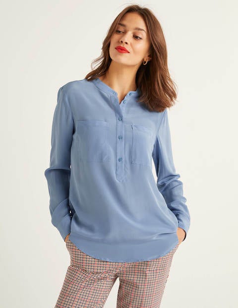 Kragenlose Seidenbluse - Meerblau Kragenlose Seidenbluse - Meerblau