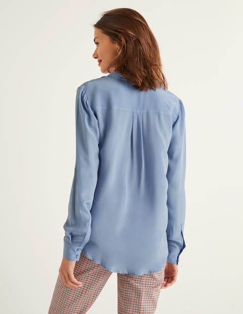 Kragenlose Seidenbluse - Meerblau Kragenlose Seidenbluse - Meerblau