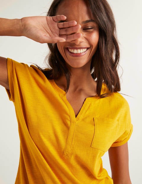 Das Baumwoll-T-Shirt Mit Umgekrempelten Bündchen - Sonnengelb Das Baumwoll-T-Shirt Mit Umgekrempelten Bündchen - Sonnengelb