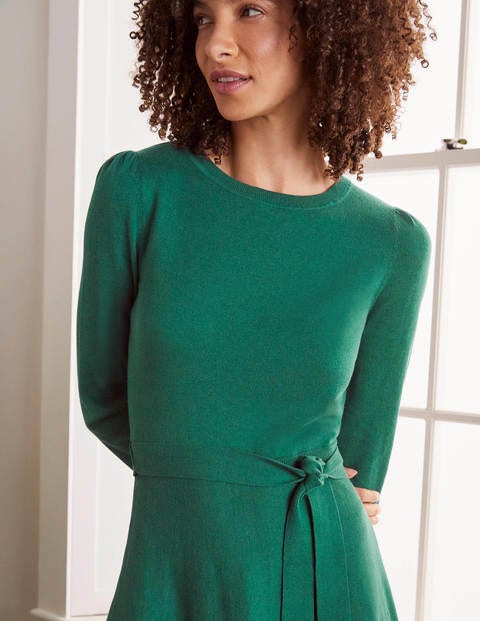 Deborah Strickkleid mit Gürtel - Waldgrün Deborah Strickkleid mit Gürtel - Waldgrün