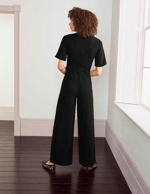Sophie Jumpsuit mit Gürtel - Schwarz Sophie Jumpsuit mit Gürtel - Schwarz