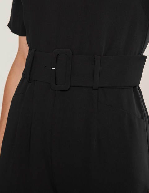Sophie Jumpsuit mit Gürtel - Schwarz Sophie Jumpsuit mit Gürtel - Schwarz
