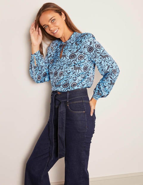 Kitty Bluse mit gesmoktem Ausschnitt - Eisblau, Magischer Garten Kitty Bluse mit gesmoktem Ausschnitt - Eisblau, Magischer Garten
