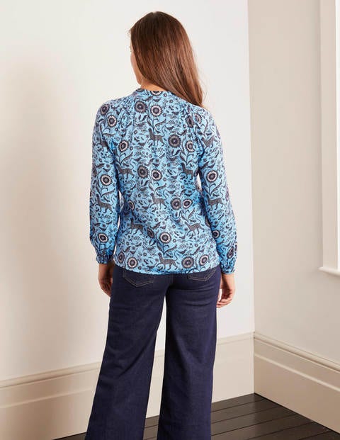Kitty Bluse mit gesmoktem Ausschnitt - Eisblau, Magischer Garten Kitty Bluse mit gesmoktem Ausschnitt - Eisblau, Magischer Garten