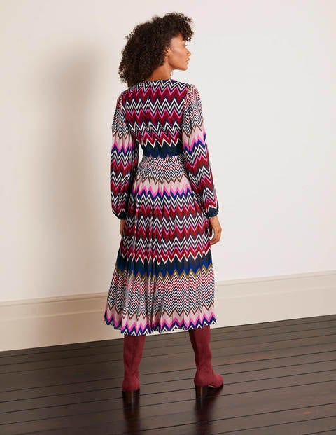 Elise Plissiertes Midikleid - Rot, Auffälliges Zickzackmuster Elise Plissiertes Midikleid - Rot, Auffälliges Zickzackmuster