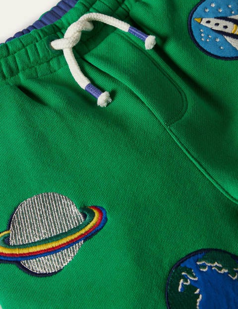 Short de survêtement à appliqué - Badges spatiaux vert printemps Short de survêtement à appliqué - Badges spatiaux vert printemps