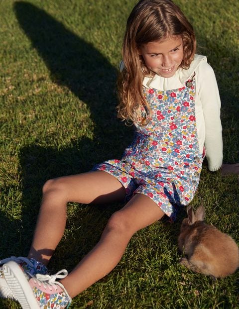 Fröhliche kurze Latzhose - Bunt, Apfelblüten Fröhliche kurze Latzhose - Bunt, Apfelblüten