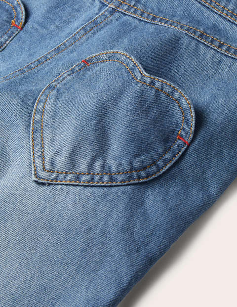Latzhose mit weitem Bein und Herzaufnäher - Mittleres Vintageblau, Denim Latzhose mit weitem Bein und Herzaufnäher - Mittleres Vintageblau, Denim