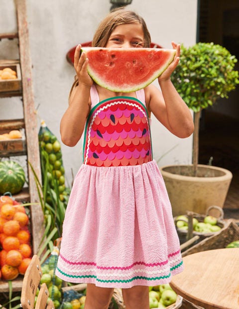 Kleid mit Wassermelonenmotiv - Erdbeerkuchenrot, Feine Streifen Kleid mit Wassermelonenmotiv - Erdbeerkuchenrot, Feine Streifen