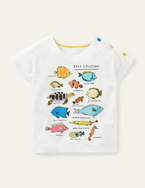 Logo-T-Shirt mit Knopfdetail - Naturweiß, Fischinfos Logo-T-Shirt mit Knopfdetail - Naturweiß, Fischinfos