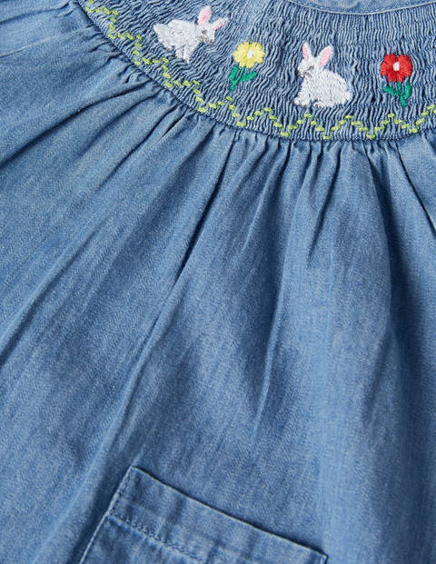 Gesmokter Rundum-Strampler - Chambray-Denim Gesmokter Rundum-Strampler - Chambray-Denim
