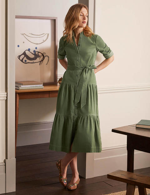 Ellen Hemdblusenkleid mit Stufen - Helles Olivgrün Ellen Hemdblusenkleid mit Stufen - Helles Olivgrün