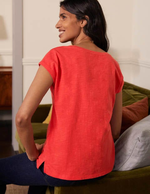 Das Baumwoll-T-Shirt mit abgerundetem V-Ausschnitt - Kirschrot Das Baumwoll-T-Shirt mit abgerundetem V-Ausschnitt - Kirschrot